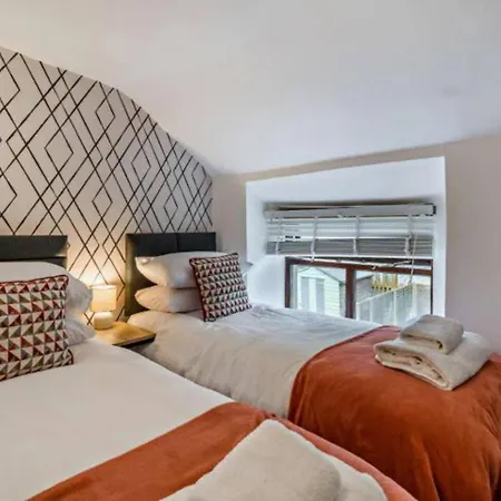 Apartment Quarter Deck